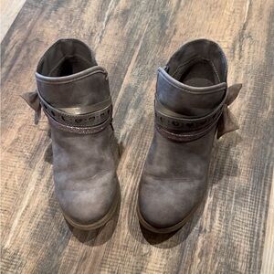 Stylish Gray Ankle Boots for Girls